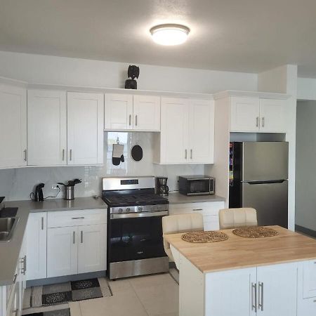 Modern Waterfront Apartment Road Town  Ngoại thất bức ảnh