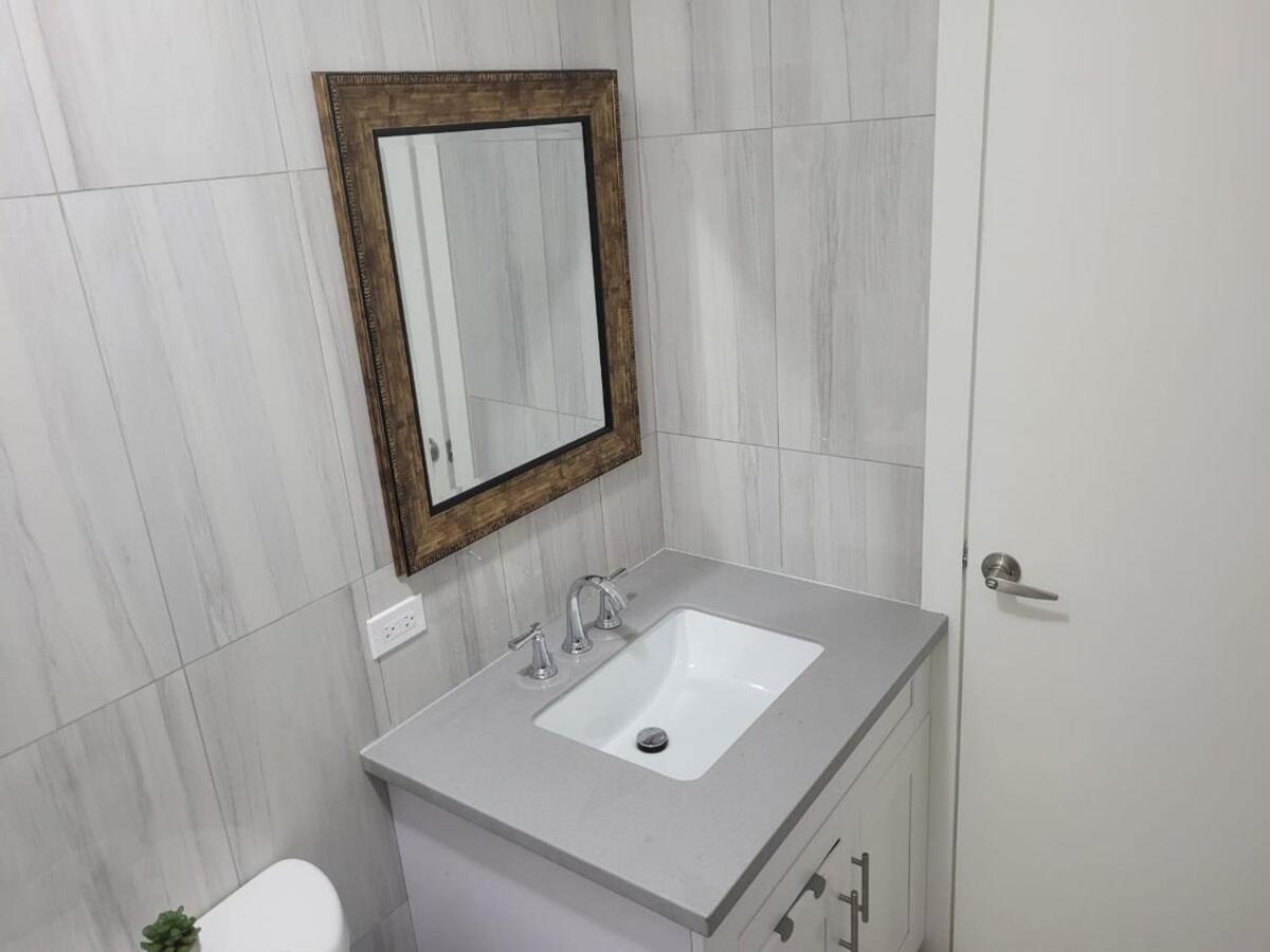 Modern Waterfront Apartment Road Town  Ngoại thất bức ảnh