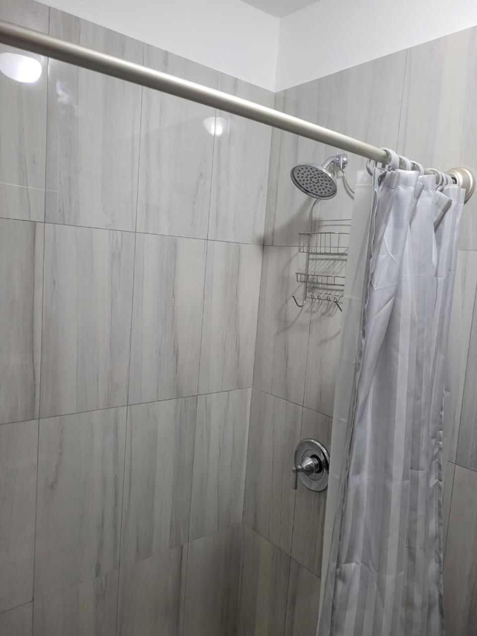 Modern Waterfront Apartment Road Town  Ngoại thất bức ảnh