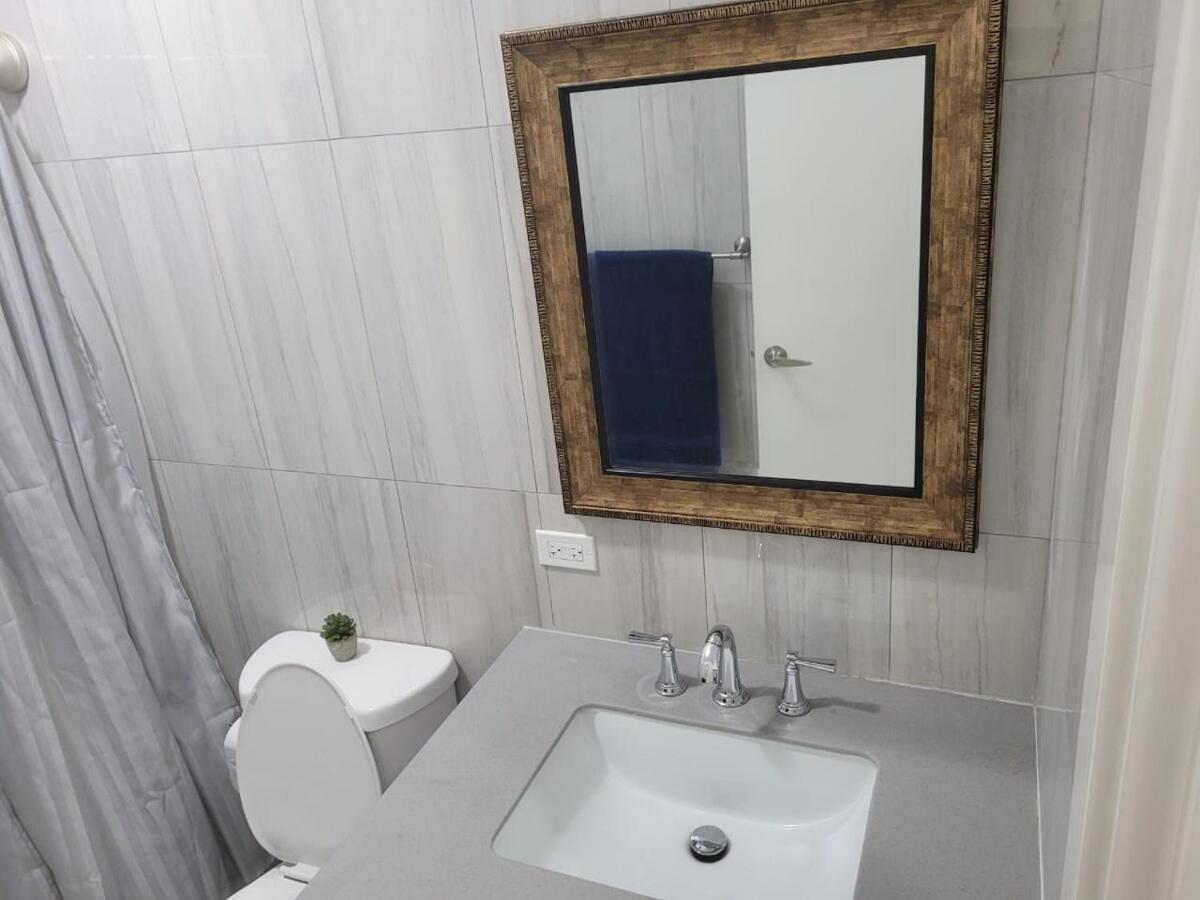 Modern Waterfront Apartment Road Town  Ngoại thất bức ảnh