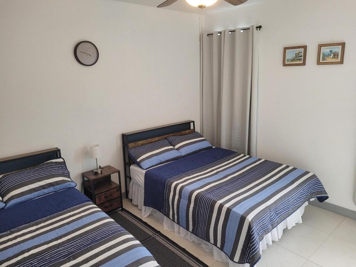 Modern Waterfront Apartment Road Town  Ngoại thất bức ảnh